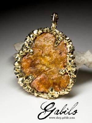 Gold necklace with vanadinite