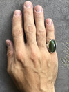 Großer Ring mit Jade mit der Wirkung eines Katzenauges