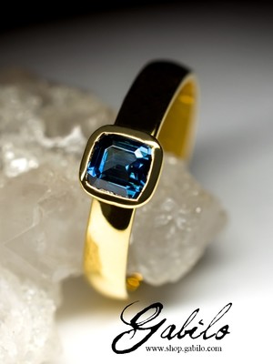 Goldring mit Spinell