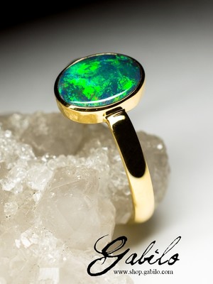 ein Goldring mit schwarzem Opal