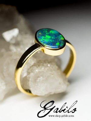 ein Goldring mit schwarzem Opal