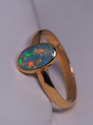 Goldring mit schwarzem Opal
