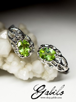 Silver earrings with chrysolite