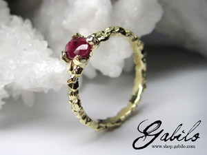 Custom made: Goldener Ring mit Rubin 