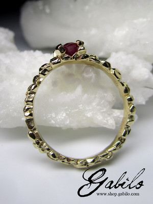 Custom made: Goldener Ring mit Rubin 