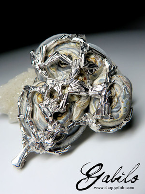 Großer Silberanhänger mit einer Achat-Rose