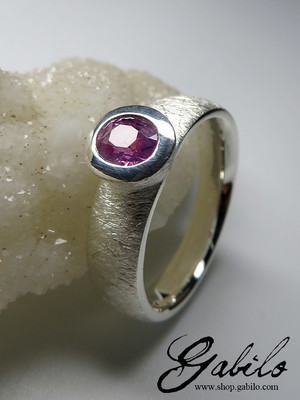 Ring mit rosa Saphir in Silber