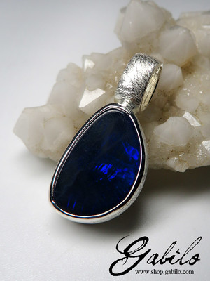 Silberanhänger mit schwarzem Opal