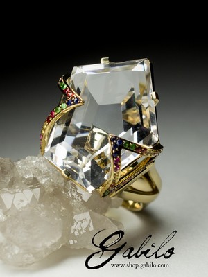 Ring with rock crystal and sapphire in gold