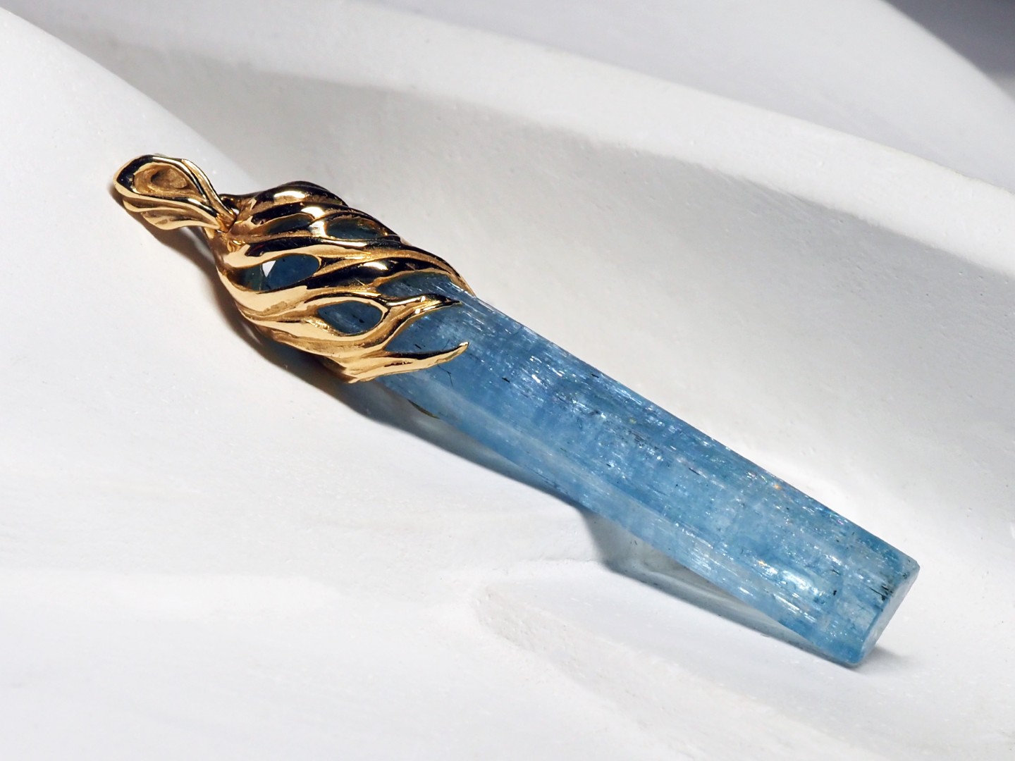 aquamarine crystal gold pendant