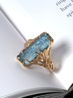 Aquamarine crystal gold ring