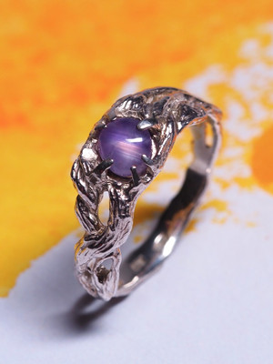 Purple star sapphire gold ring 