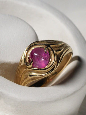 Star ruby yellow gold ring