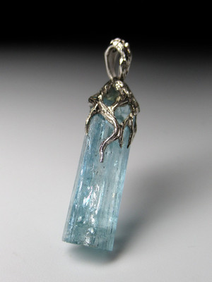 Aquamarine crystal gold pendant 