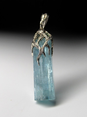 Aquamarine crystal gold pendant 