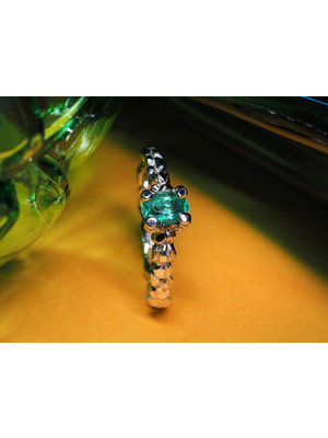 Emerald white gold ring with gem report MSU