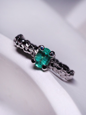 Emerald white gold ring with gem report MSU