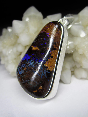 Silberanhänger mit glänzendem Opal