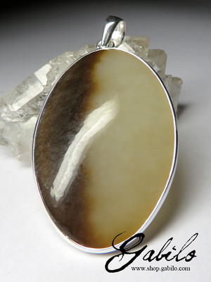 Silberanhänger mit einem Jade-Cabochon