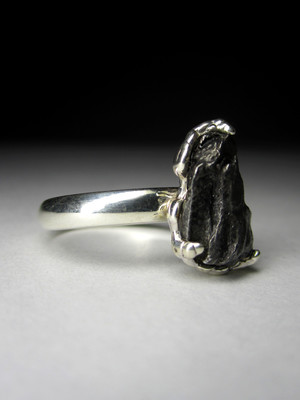 Silberring mit einem Meteoriten
