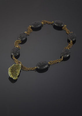 Halskette mit Epidot und vulkanischer Lava