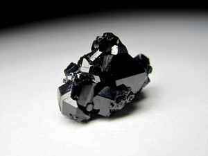Schwarze Turmalinkristalle für Ringe