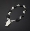 Halskette mit weißem Quarz und vulkanischer Lava