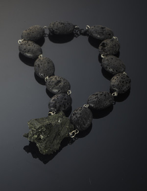 Halskette mit Arvenssonit und vulkanischer Lava