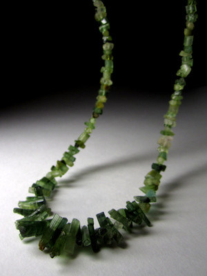 Perlen aus dem grünen Turmalin