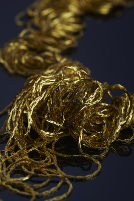 Ornament aus dünnen metallischen Goldfäden