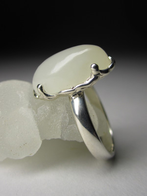 Ring mit weißer Jade