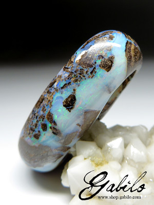 Dekoration aus massivem Opal