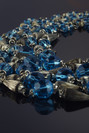 Cascade Blue aus Glas und Metallperlen