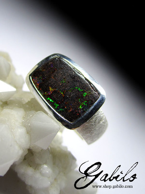 Ring mit Opal in undurchsichtigem Silber