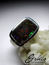 Ring mit Opal in undurchsichtigem Silber