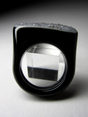 Ring aus schwarzem Achat mit Kristallen