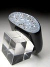 Ring aus schwarzem Achat mit Kristallen
