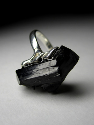 Ring with black tourmaline crystals