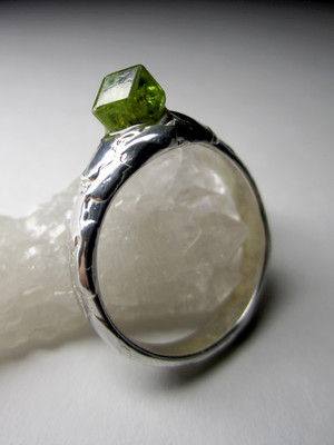 Ring mit einem Kristall eines Demantoids