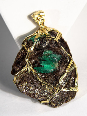 Russian emerald crystals gold pendant