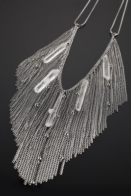 Halskette mit Strass auf silbernen Ketten