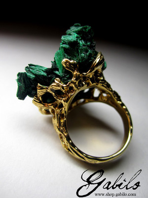 Ring with malachite in gold