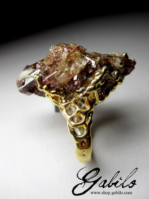 Ring mit einer Ansammlung von Turmalin-Kristallen in Vergoldung