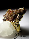 Ring mit einer Ansammlung von Turmalin-Kristallen in Vergoldung