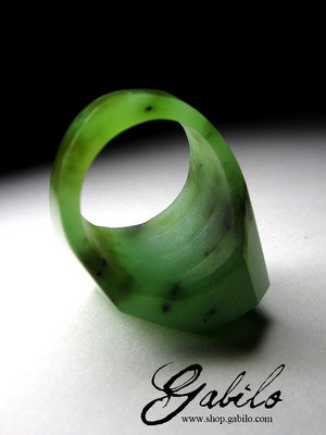 Ring aus grüner Jade
