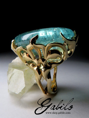 Gold ring with aquamarine 