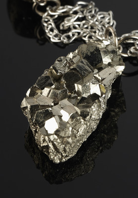 Halskette aus Perlen und einer Probe von Pyritmineral