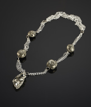Halskette aus Perlen und einer Probe von Pyritmineral