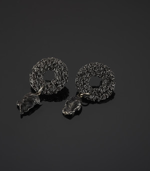 Ohrringe mit Meteoriten auf Stahlelementen