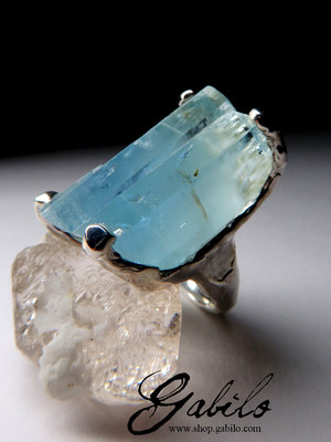 Ring mit einem Kristall aus polychromem Aquamarin